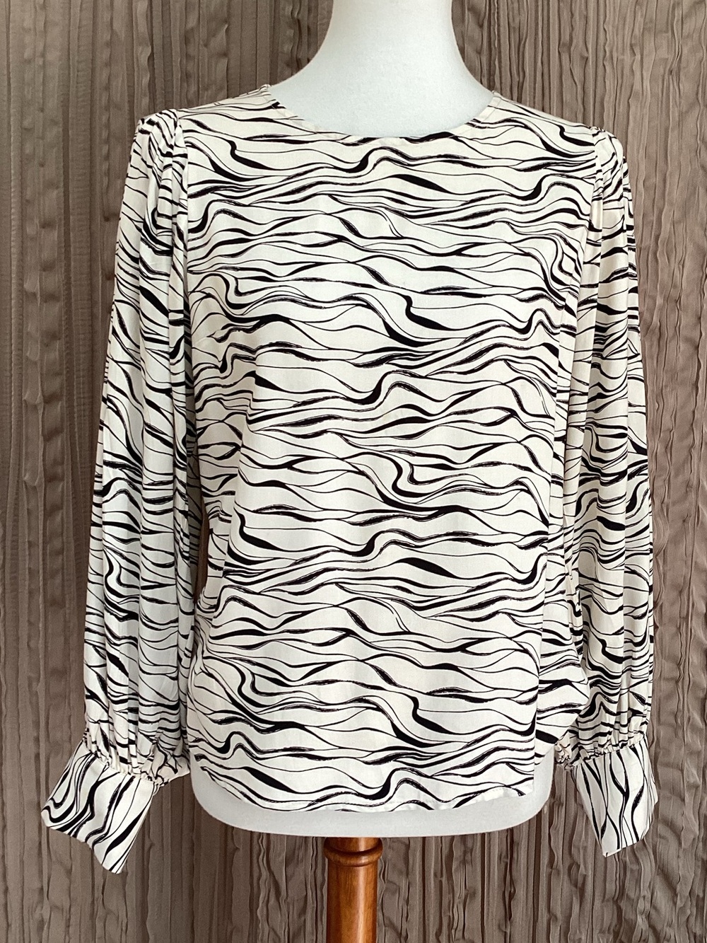 Philosophy Wave-Print Long Balloon & Puff Sleeve Top,rounded neck/back button,Sm